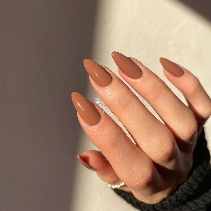 almond shaped nails